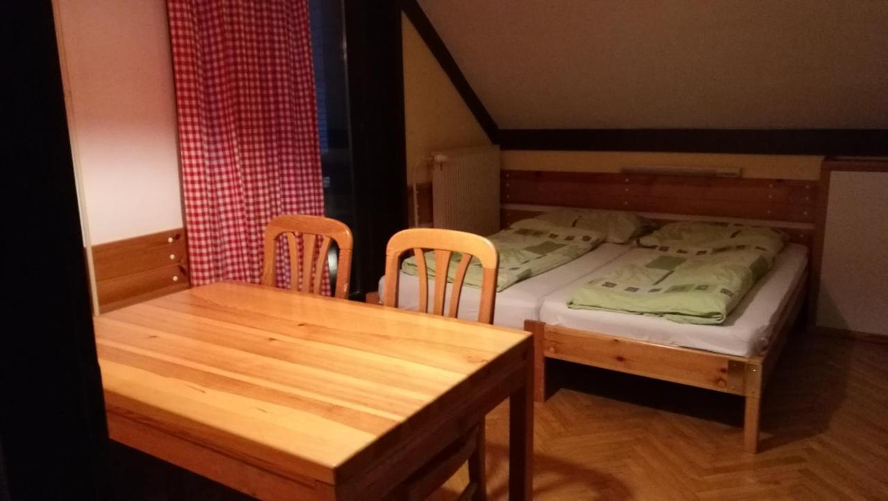 Accommodation And Restaurant Tia Cerklje na Gorenjskem Oda fotoğraf